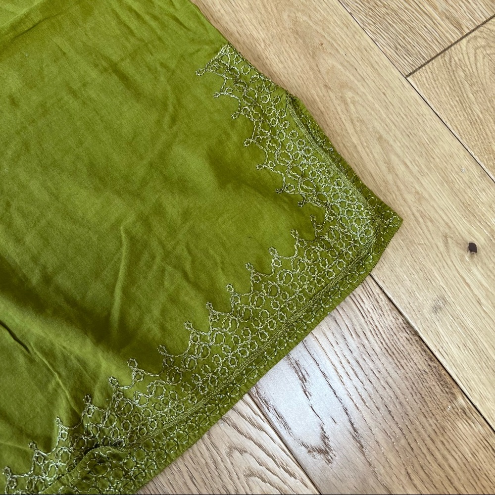 New York & company NYC green embroidered deep V neckline top blouse shirt - Picture 4 of 7